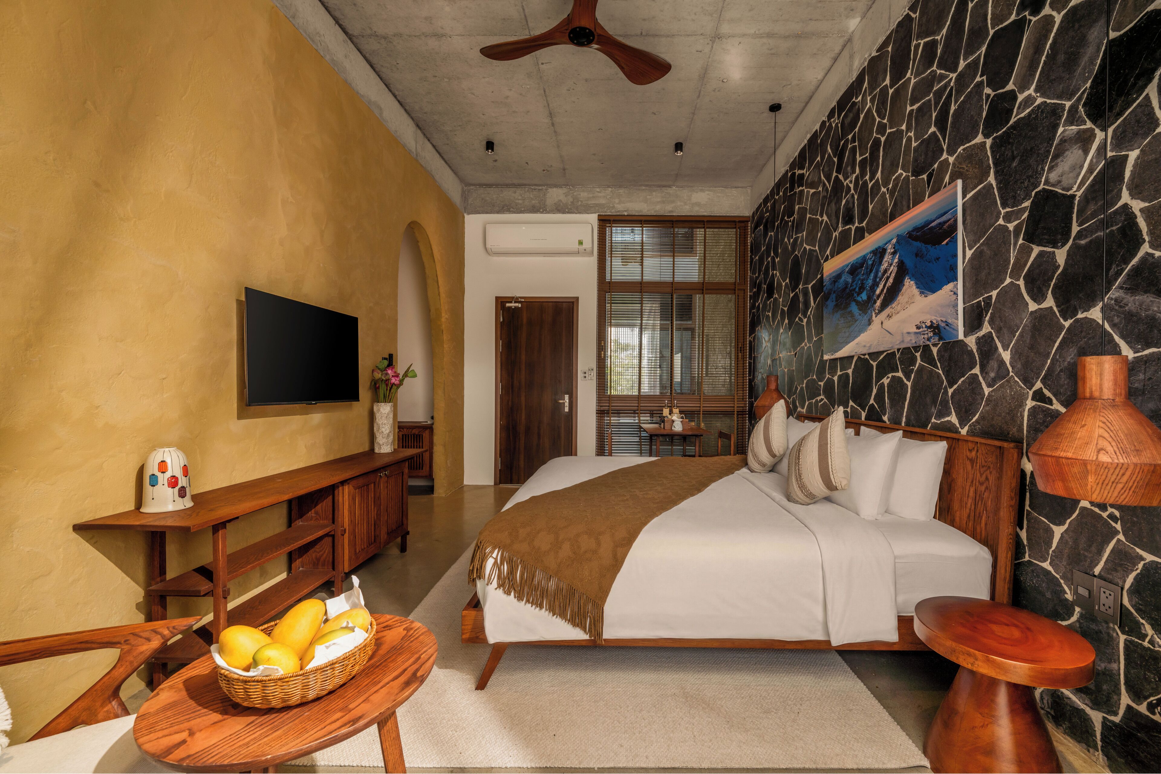 Deluxe Twin Room, 1 King Bed, City View | Memory-foam beds, minibar, in-room safe, individually decorated