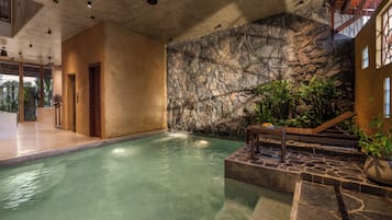 Una piscina cubierta
