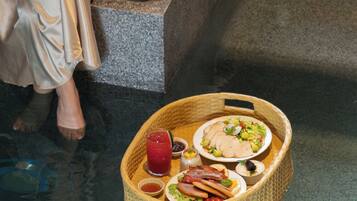 Daily cooked-to-order breakfast (VND 260000 per person)