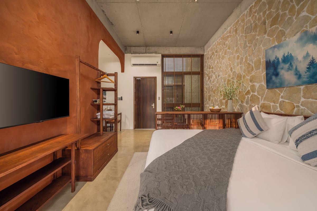 Nệm cao su hoạt tính (memory foam), minibar, két bảo mật tại phòng