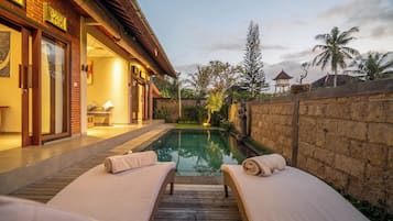 Villa familiar, vistas a la piscina | Escritorio, espacio para trabajar con un portátil, wifi gratis