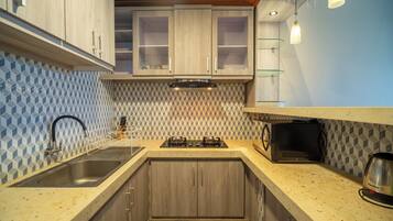 Villa de luna de miel, vistas a la piscina | Cocina privada | Frigorífico grande, microondas, placa de cocina y utensilios de cocina