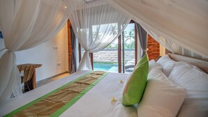 A bedroom with a bed, a green pillow, a woven runner, and sheer curtains. - Alisa Private Villa (Ubud)