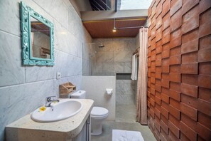 Honeymoon Villa, Pool View | Bathroom