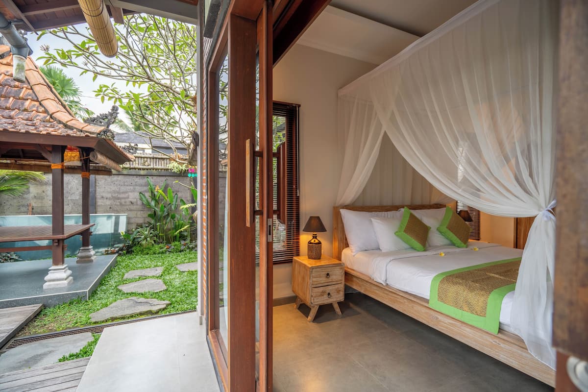 Villa de luna de miel, vistas a la piscina | Escritorio, espacio para trabajar con un portátil, wifi gratis