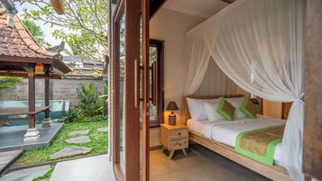 Villa de luna de miel, vistas a la piscina | Escritorio, espacio para trabajar con un portátil, wifi gratis