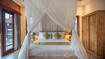 Villa familiar, vistas a la piscina | Escritorio, espacio para trabajar con un portátil, wifi gratis