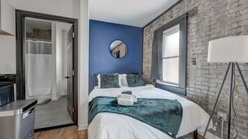 Iron/ironing board, WiFi, bed sheets