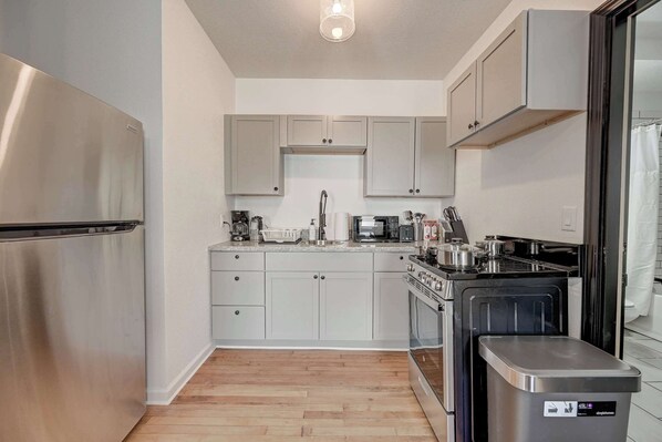 雪櫃、微波爐、焗爐、爐具