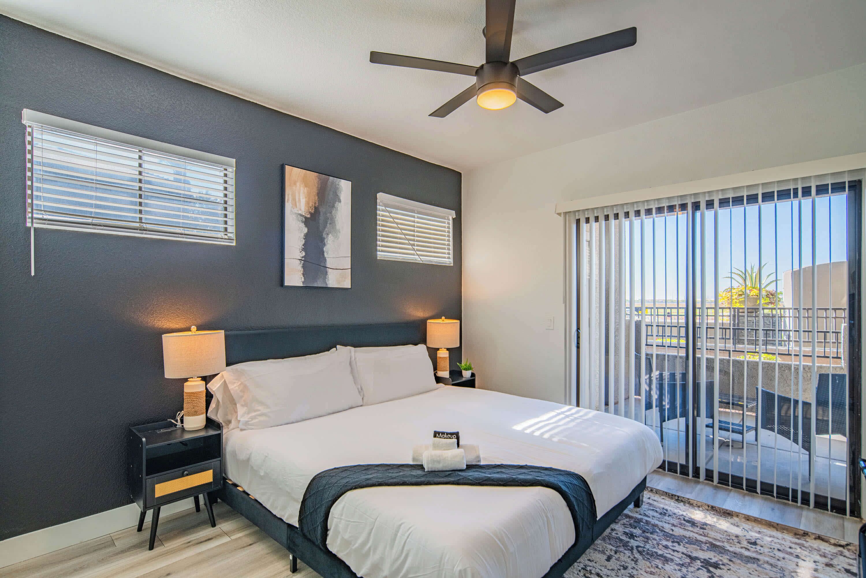 Een strijkplank/strijkijzer, wifi, beddengoed