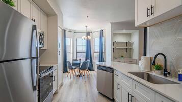 Køleskab, mikrobølgeovn, ovn, kogeplade