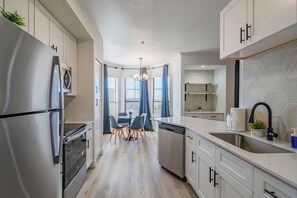 Kjøleskap, mikrobølgeovn, ovn og kokeplater