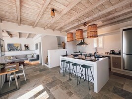 Villa básica, piscina privada | Cocina privada | Frigorífico, horno, placa de cocina y lavavajillas