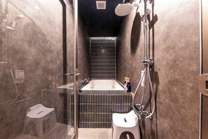Family Condo | Bilik Mandi | Hulu semburan mandi hujan, kelengkapan dandanan diri berjenama 