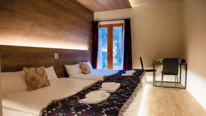 A hotel room with two beds, a desk, and a chair. - Gouhou Garden Hotel (Tokyo)