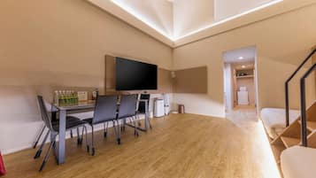 Deluxe Condo, Garden View | Ruang tamu | TV LED, Netflix, perkhidmatan penstriman, pencetak