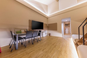 Deluxe Condo, Garden View | Living room