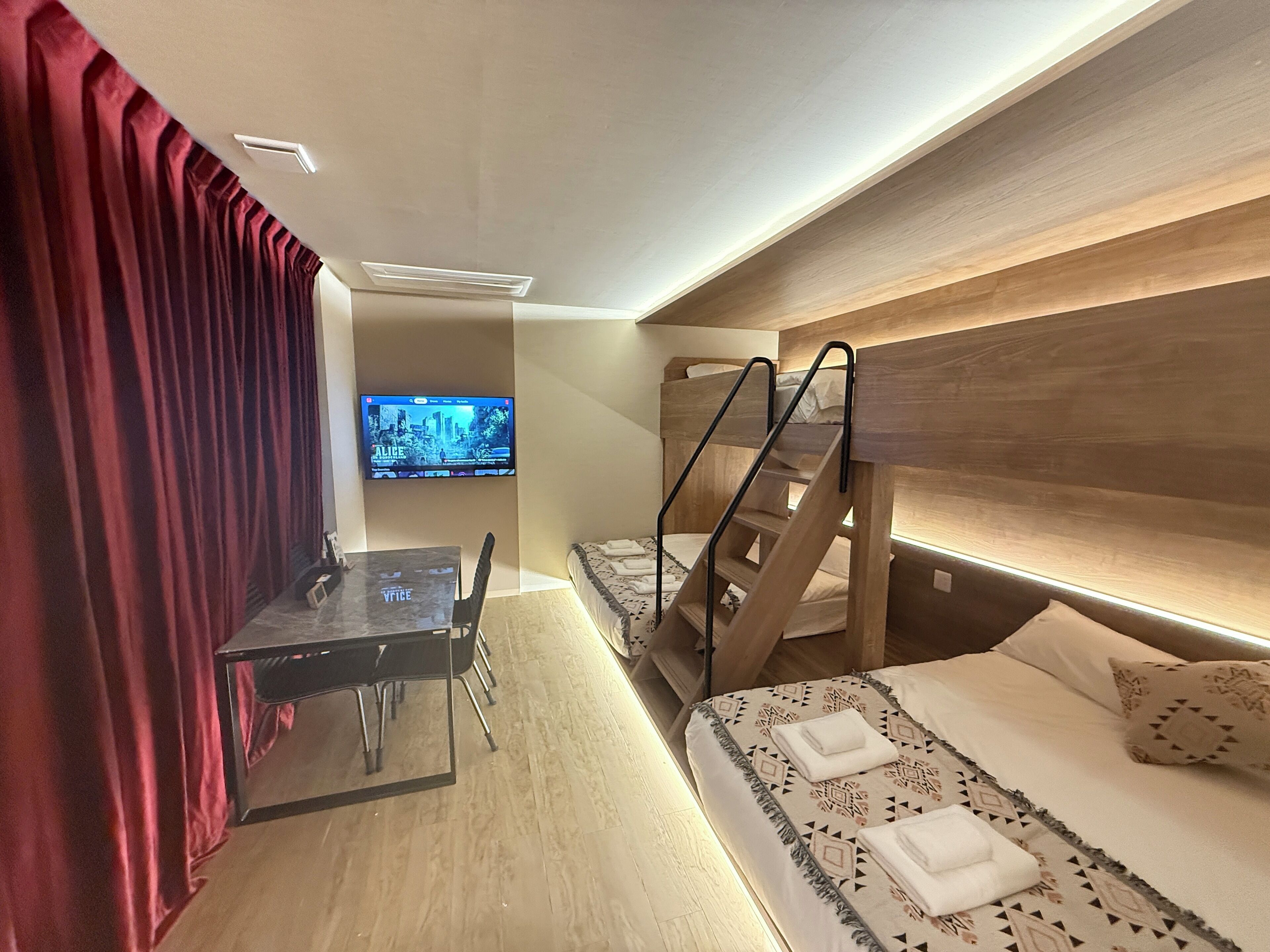 ファミリー コンドミニアム | 高級寝具、羽毛の掛け布団、セレクト コンフォート製ベッド、セーフティボックス (室内)