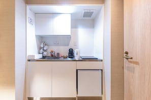 Mini-Kühlschrank, Mikrowelle, Herdplatte, Espressomaschine