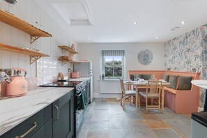 Réfrigérateur, four à micro-ondes, un four, surface de cuisson