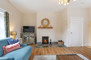 Télévision, cheminée, table de tennis de table, livres