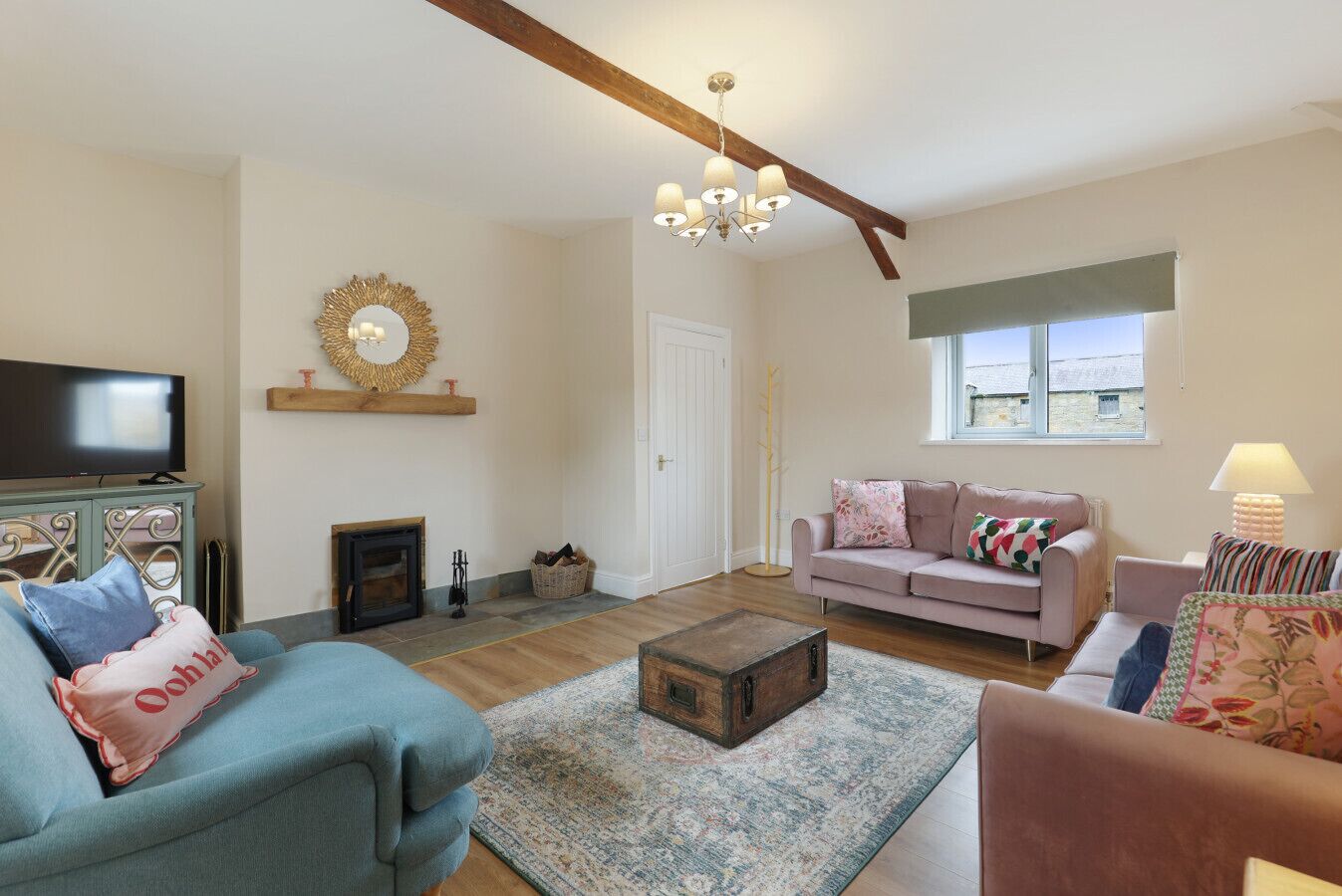 Fernseher, Kamin, Tischtennisplatte, Bücher