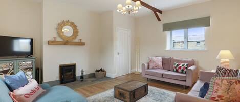 Fernseher, Kamin, Tischtennisplatte, Bücher