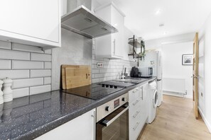 Jääkaappi, mikroaaltouuni, uuni, kahvin-/teenkeitin