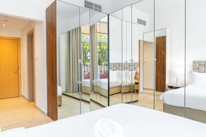 Superior-Apartment, Balkon | Zimmersafe, Verdunkelungsvorhänge, Bügeleisen/Bügelbrett