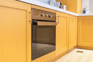 Private kitchen - Cozy Chic 2BR - Pool Gym Access - JVC (Dubai)