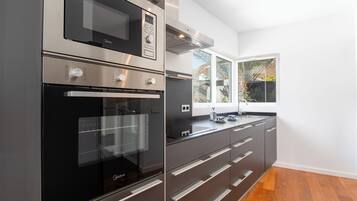 Villa Royal Family | Private kitchen | Full-size fridge, microwave, oven, stovetop
