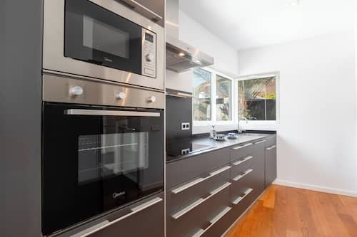 Villa Royal Family | Cocina privada | Frigorífico grande, microondas, horno y placa de cocina