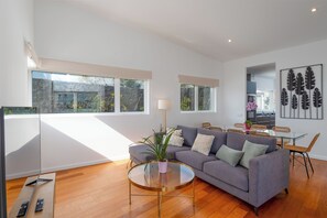 Villa Royal Family | Wohnbereich | 40-Zoll-Smart-TV mit Digitalempfang