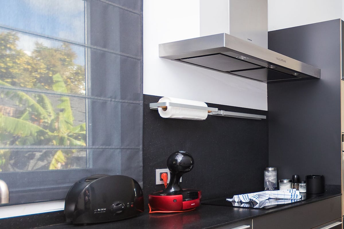 Familie villa | Privékeuken | Een koelkast met diepvriezer, een microgolfoven, een oven, een kookplaat