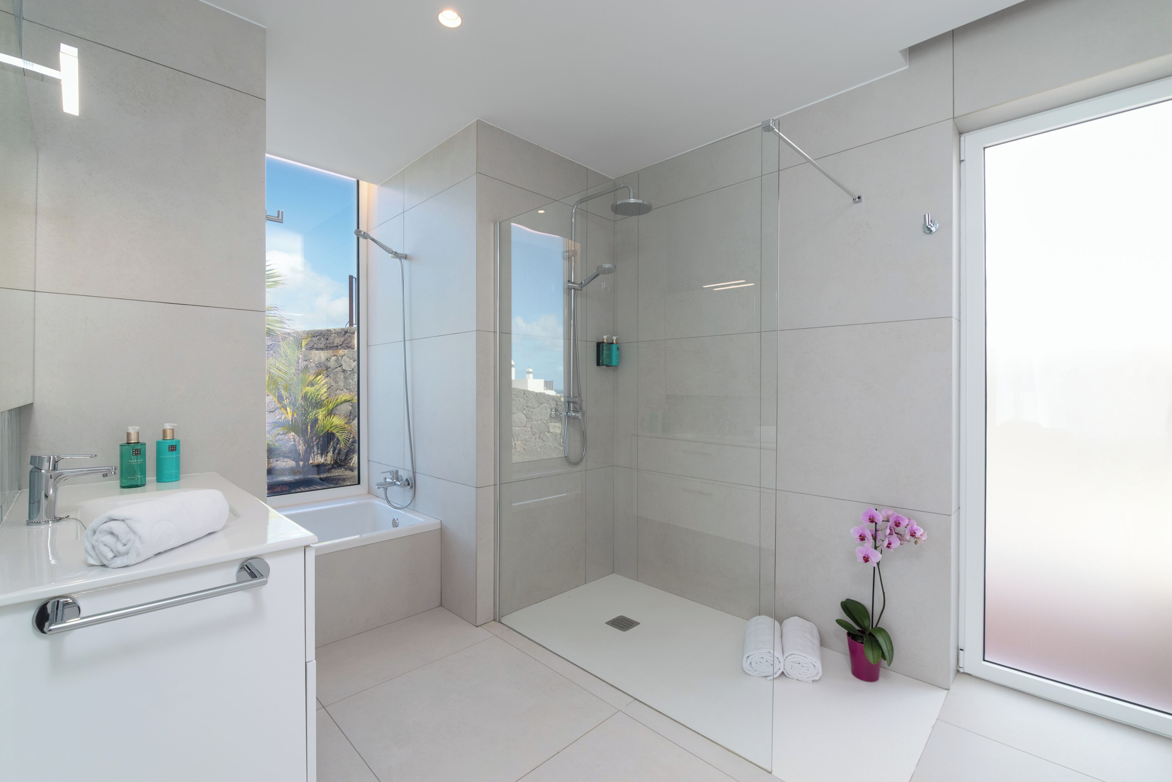 Villa Royal Elite | Bathroom | Free toiletries, hair dryer, bathrobes, slippers