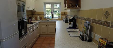 Buzdolabı, mikrodalga fırın, fırın, set üstü ocak