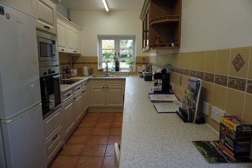 Tranquil Farlow Retreat, Sleeps 4 With Parking