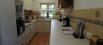 Tranquil Farlow Retreat, Sleeps 4 With Parking