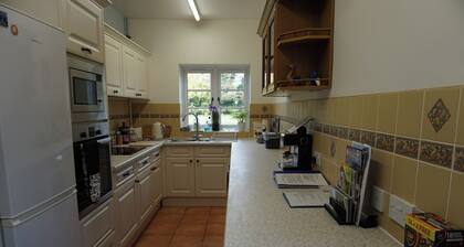 Tranquil Farlow Retreat, Sleeps 4 With Parking