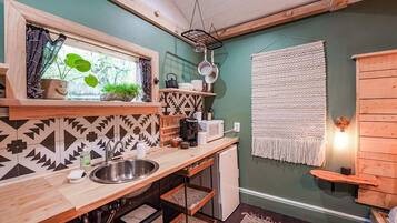 Mikrowelle, Herdplatte, Wasserkocher mit Kaffee-/Teezubehör