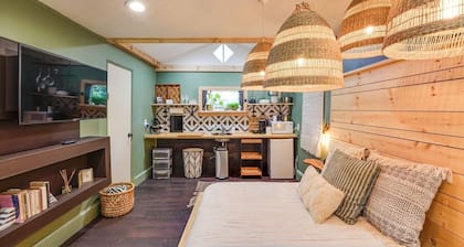 Private Tiny Home Retreat | WiFi-Smart TV