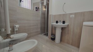 Haartrockner, Handtücher, Toilettenpapier