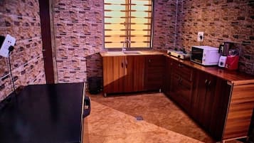 Economy-Apartment, Balkon, Stadtblick | Eigene Küche | Kühlschrank, Mikrowelle, Ofen, Herdplatte