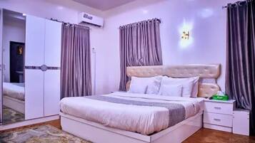 經濟公寓, 陽台, 城市景觀 | 客房內保險箱、書桌、筆電工作空間、遮光布/窗簾