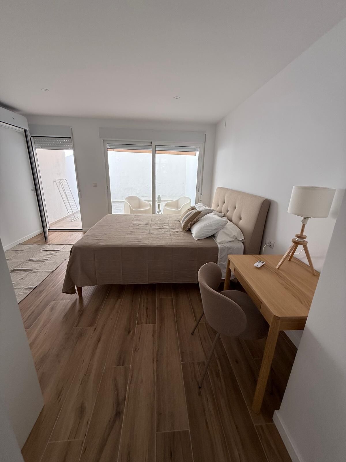 2 dormitorios, tabla de planchar con plancha, Internet y ropa de cama