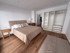 2 bedrooms, iron/ironing board, Internet, bed sheets