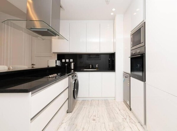 Studio, Balcony, Golf View | Private kitchen