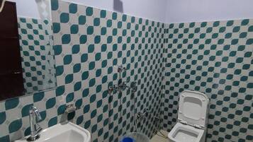 Shower, free toiletries, towels, soap