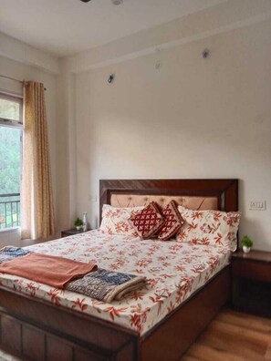 Een bureau, extra bedden, gratis wifi, beddengoed