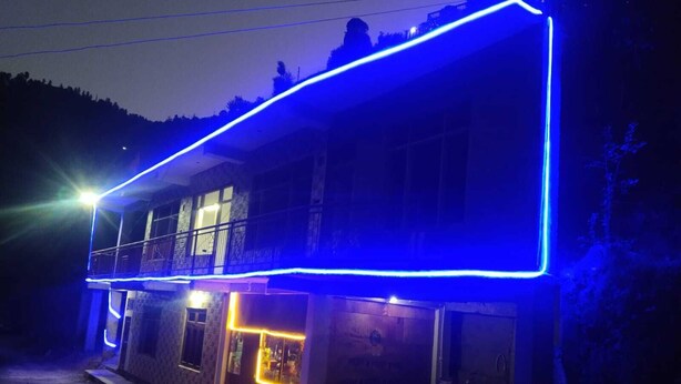 A two-story building with a balcony and a ground-level entrance. - Bushahri Homestay (Narkanda)